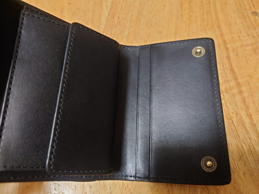 無印良品のヌメ革三つ折り財布。シンプルなデザインでコンパクト 